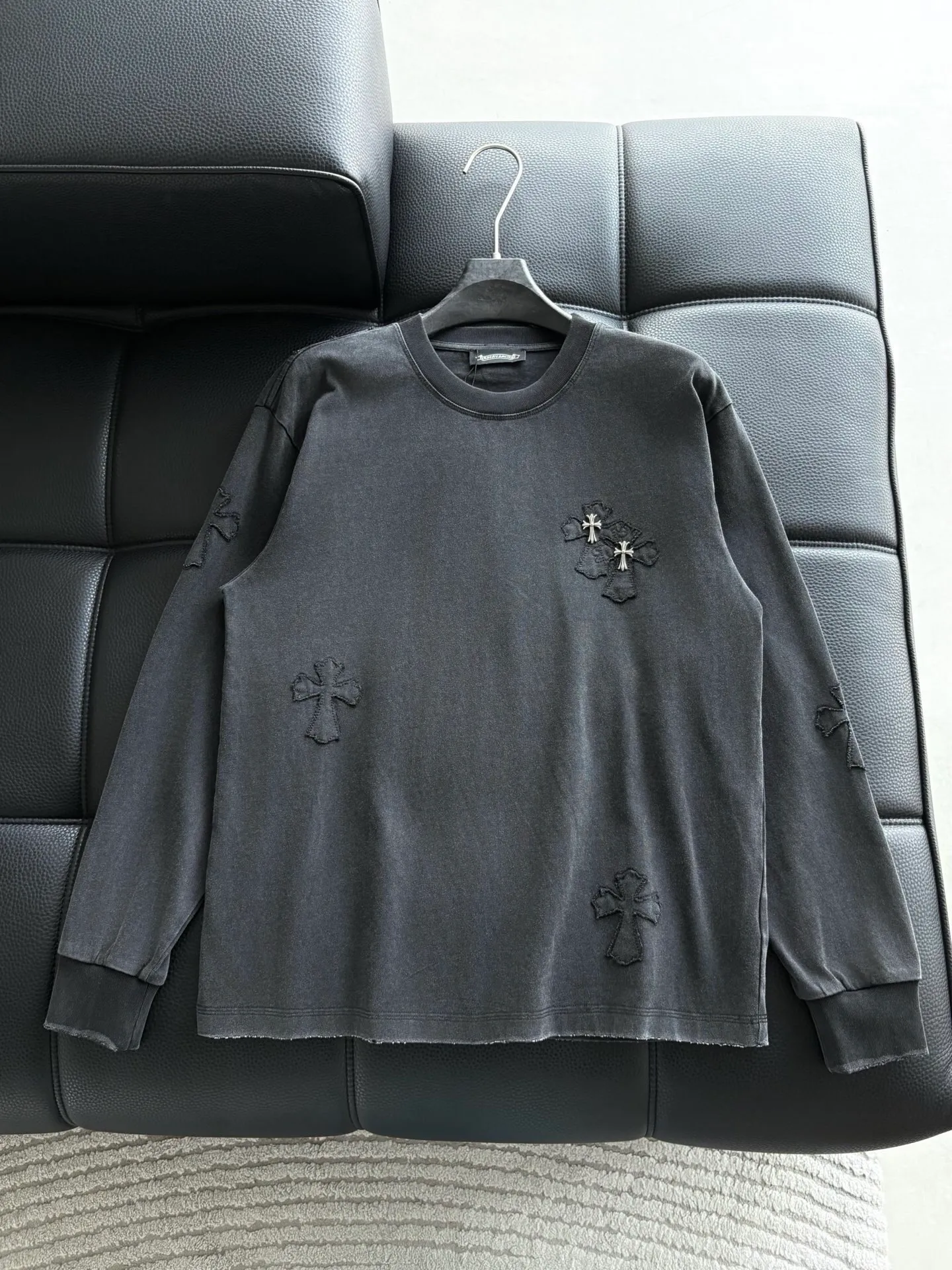 P416 Chrome Hearte CH new cross horseshoe Chrome Heart Sanskrit three-dimensional patchwork show craftsmanship, washed and frayed, pure cotton fabric, custom dyed in the same vat with special thickened 32 double-stranded 1X1 threads. .Light luxury, a must-have item for daily commuting for men and women.  Color: Black White Size: M~3x Style No.: 3579